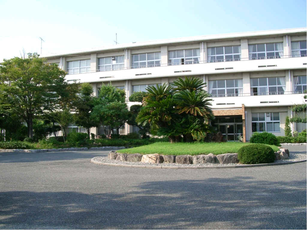 現在の半田小学校